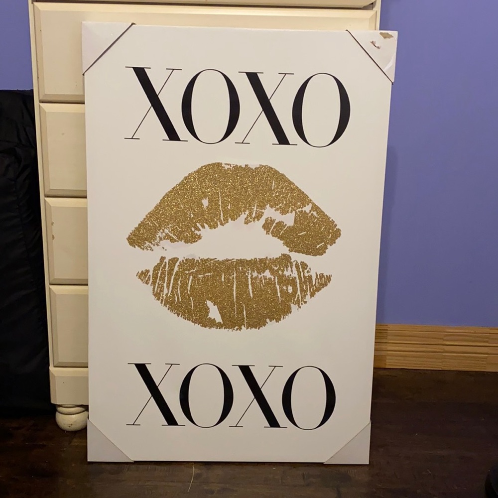 Lips have gold glitter on them !